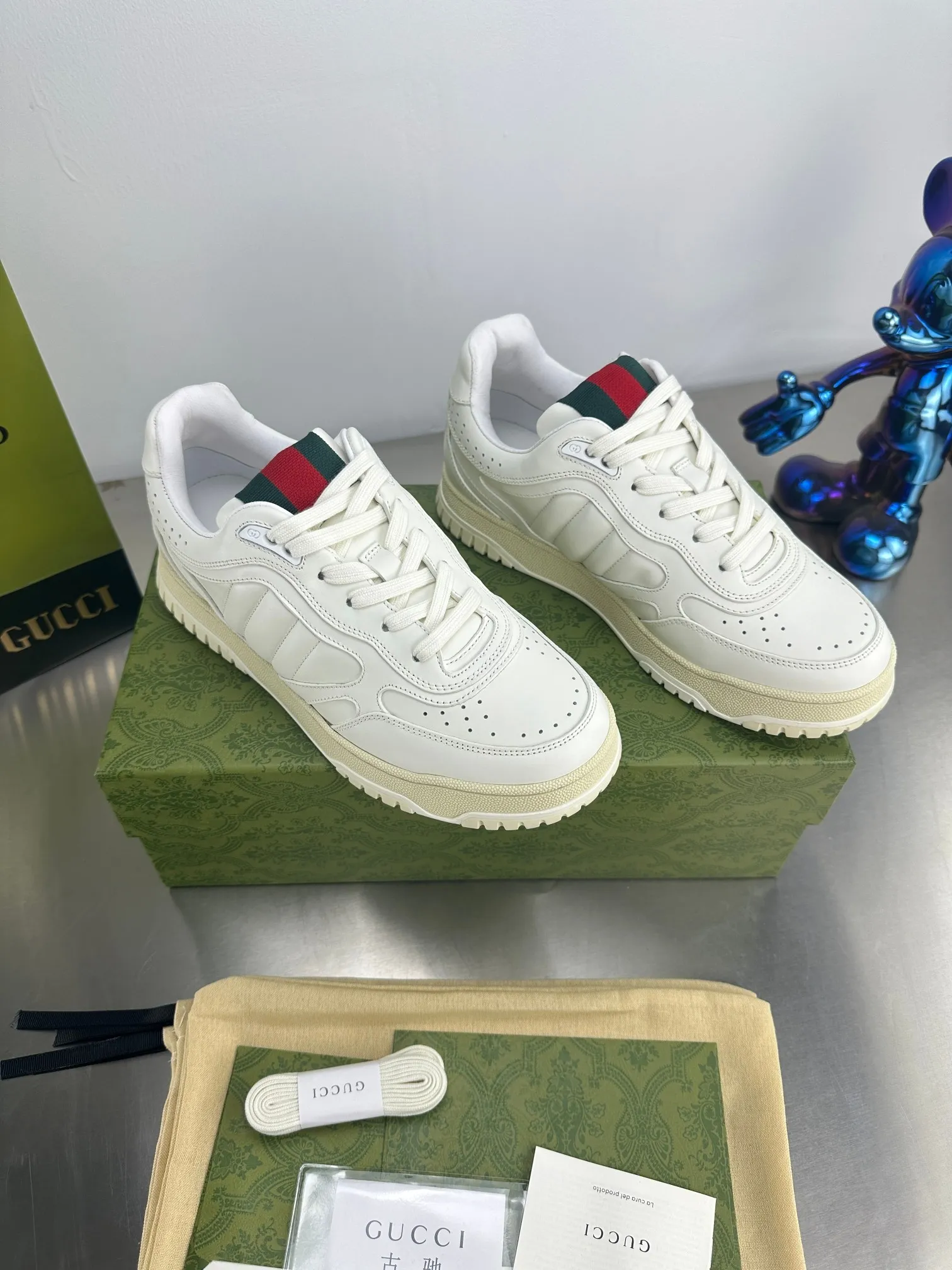 👟👟Ex-factory price 600👟👟 Gucci's latest hot-selling series of high and low-cut distressed couple's sneakers are shipped. The original version is purchased, developed and manufactured. This high-low top sneaker adopts a basketball-style silhouette design, cleverly integrated with hollow panels and distressed effects, showing its unique ingenuity. The ingenuity incorporates brand logo details such as interlocking Double G styling accessories and Gucci lettering, a low-key tribute to the brand's design heritage. Exquisite packaging at the delivery counter 🛍📦 ▪️ Fabric: Original customized imported first-layer cowhide ▪️ Lining: Imported high-grade mesh ▪️ Sole: Original molded TPU sole ▪️ Sole thickness: 3cm ▪️ Size: Women's 35-41 (Women's 41 customized)